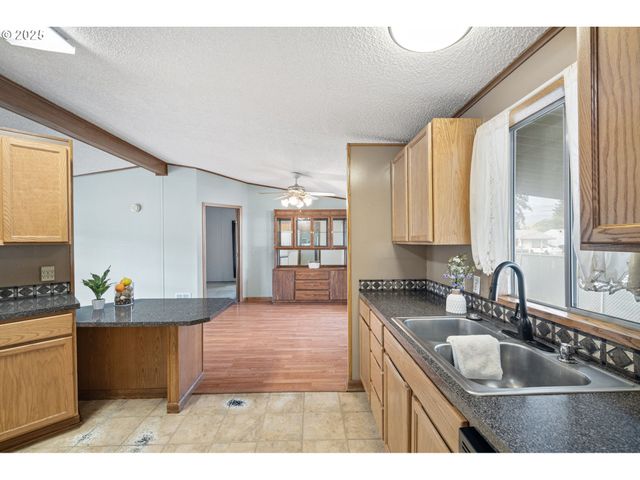 1800 LAKEWOOD Ct 158, Eugene, OR 97402