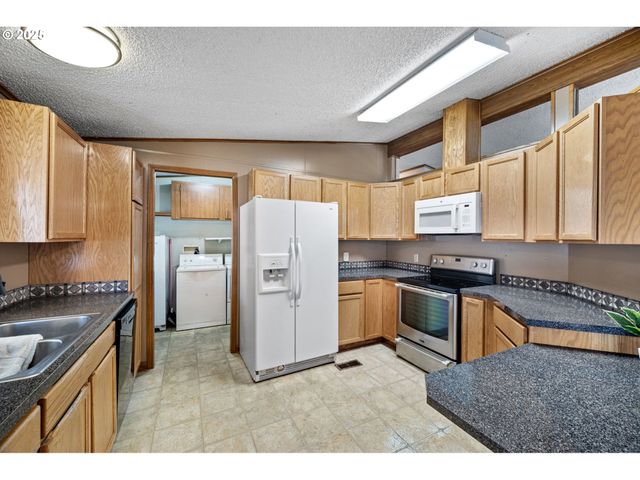 1800 LAKEWOOD Ct 158, Eugene, OR 97402