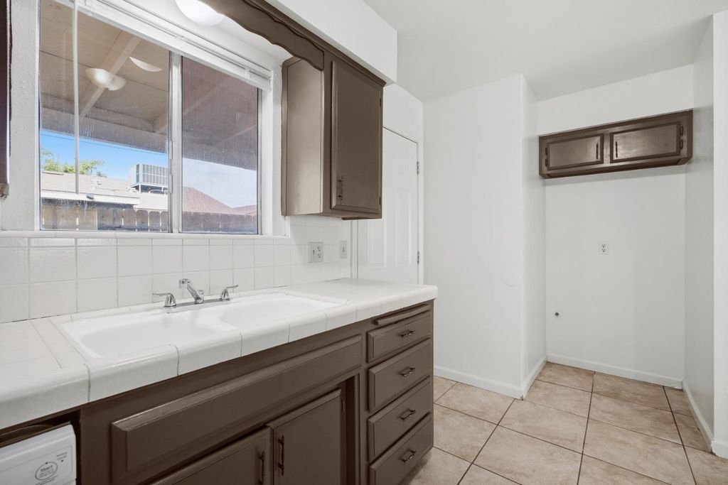 Image 10 of property listing at 2532 W Chestnut, Visalia, CA 93277