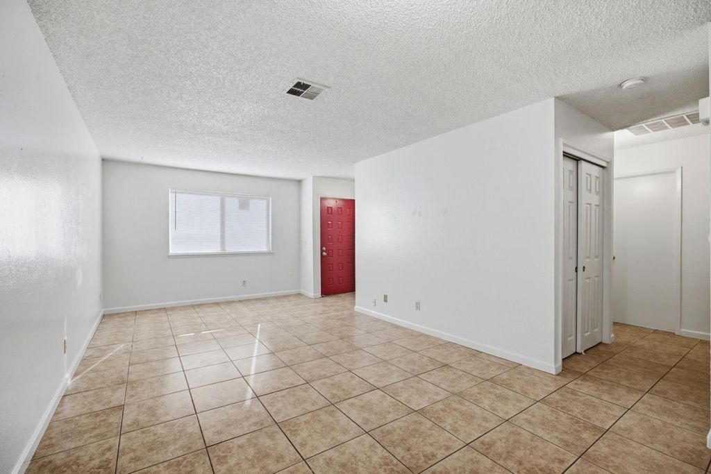 Image 12 of property listing at 2532 W Chestnut, Visalia, CA 93277