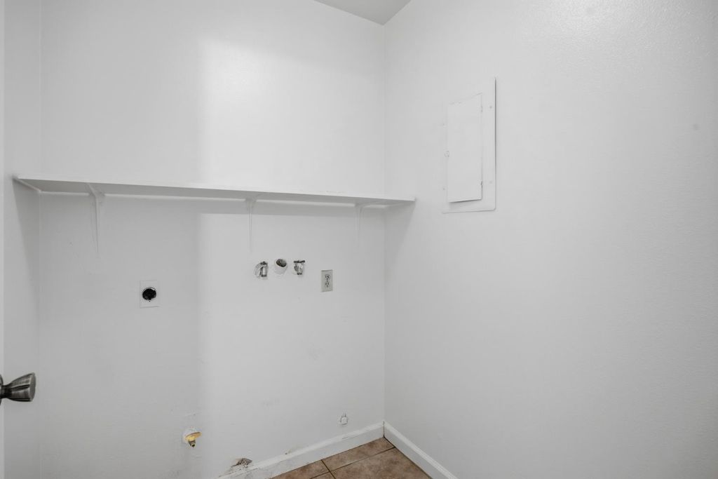 Image 14 of property listing at 2532 W Chestnut, Visalia, CA 93277