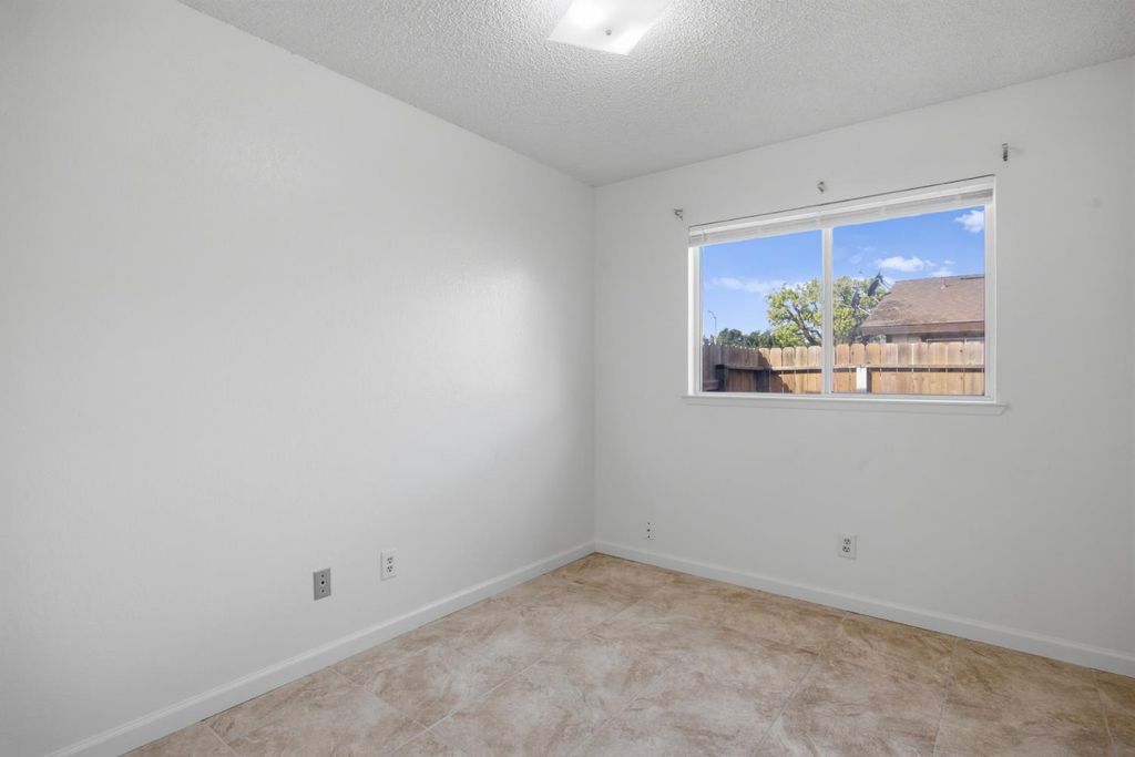 Image 15 of property listing at 2532 W Chestnut, Visalia, CA 93277