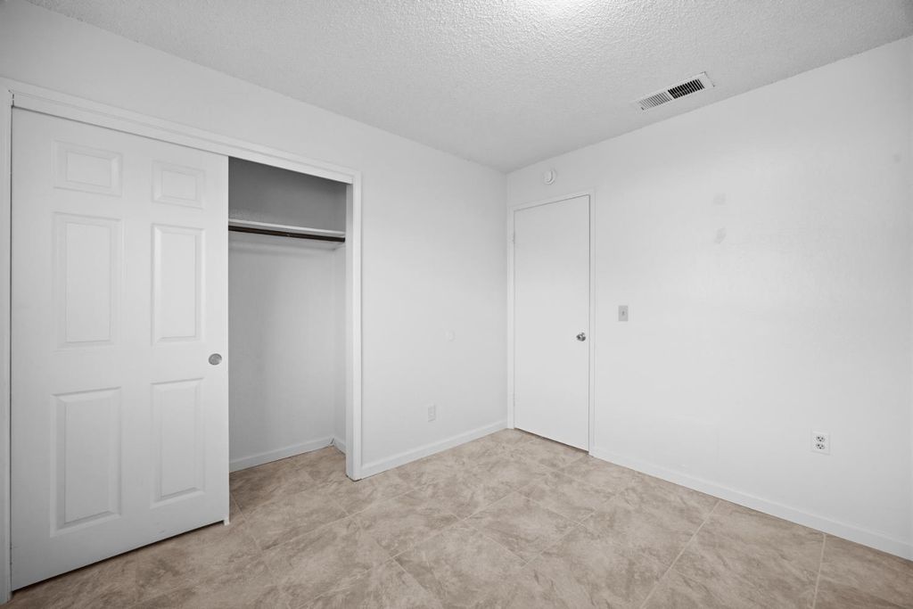 Image 16 of property listing at 2532 W Chestnut, Visalia, CA 93277