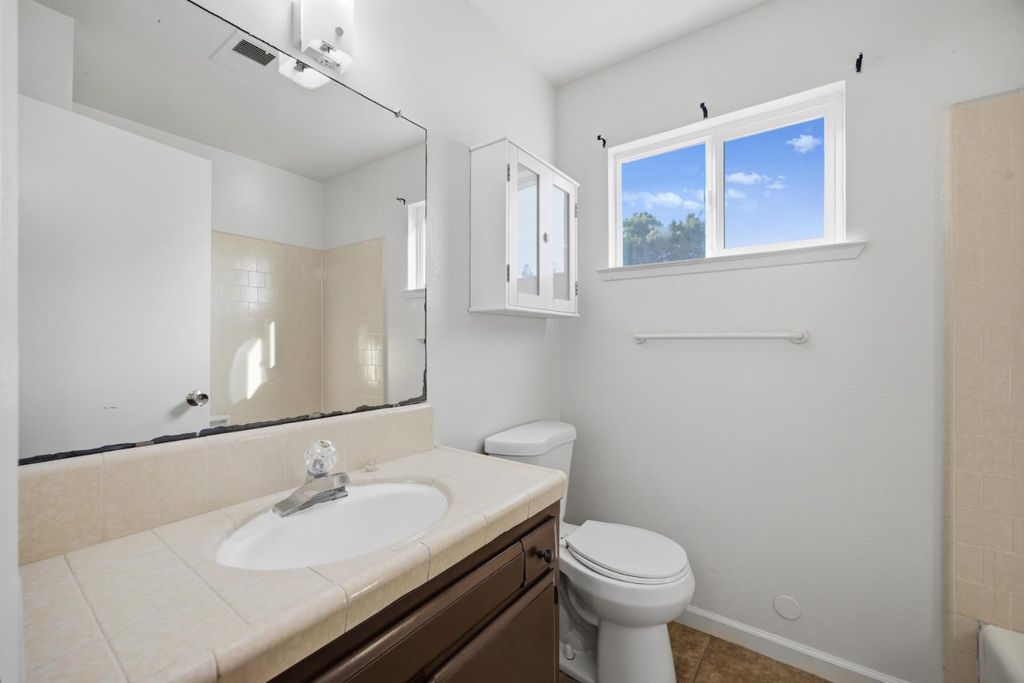 Image 17 of property listing at 2532 W Chestnut, Visalia, CA 93277