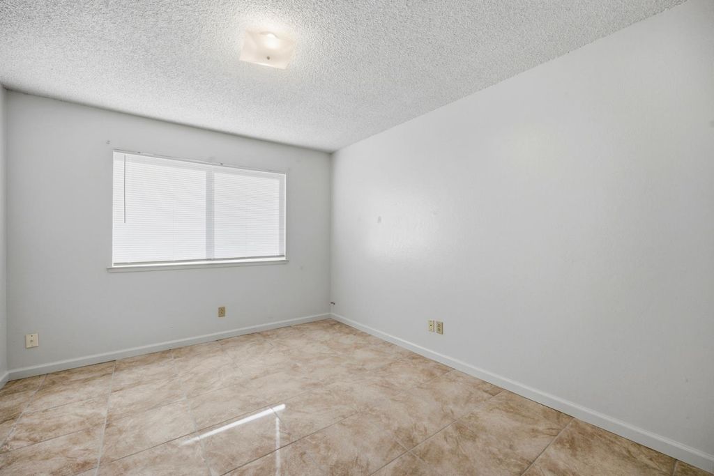 Image 18 of property listing at 2532 W Chestnut, Visalia, CA 93277