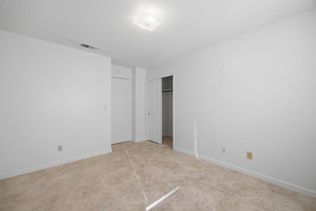 Image 19 of property listing at 2532 W Chestnut, Visalia, CA 93277