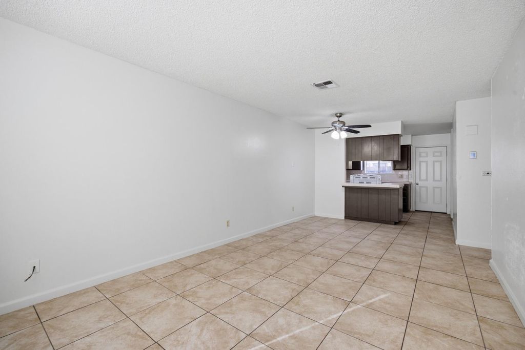 Image 24 of property listing at 2532 W Chestnut, Visalia, CA 93277