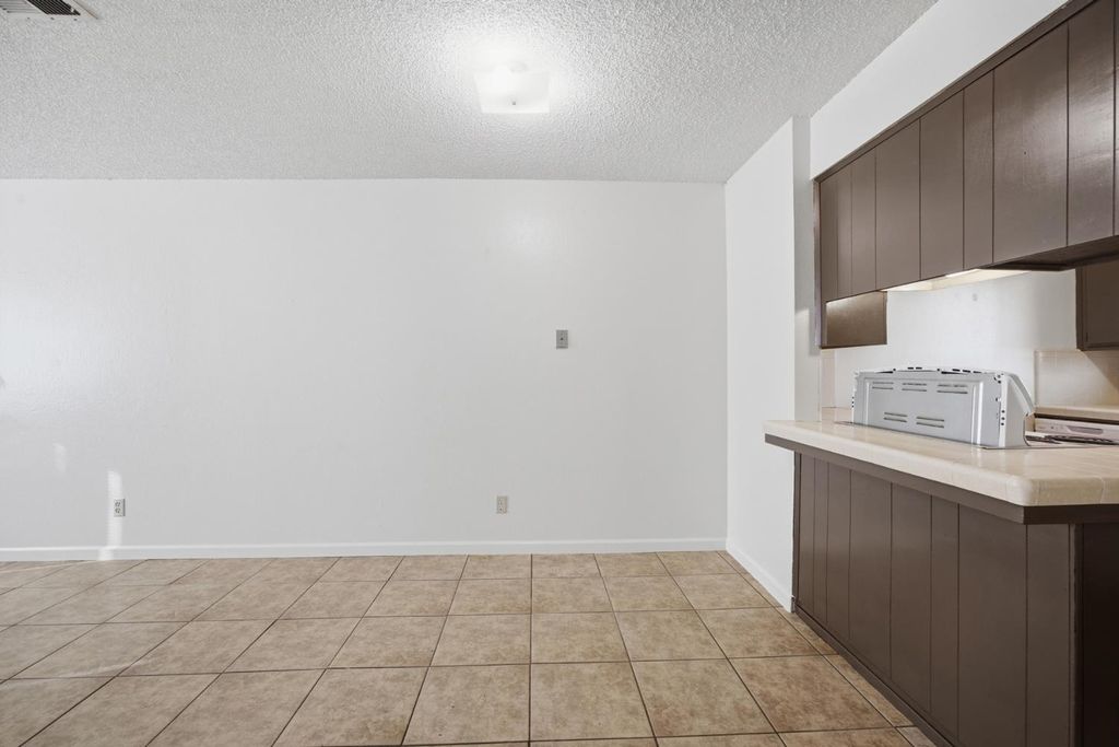 Image 25 of property listing at 2532 W Chestnut, Visalia, CA 93277