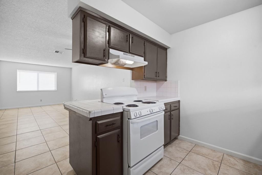 Image 27 of property listing at 2532 W Chestnut, Visalia, CA 93277