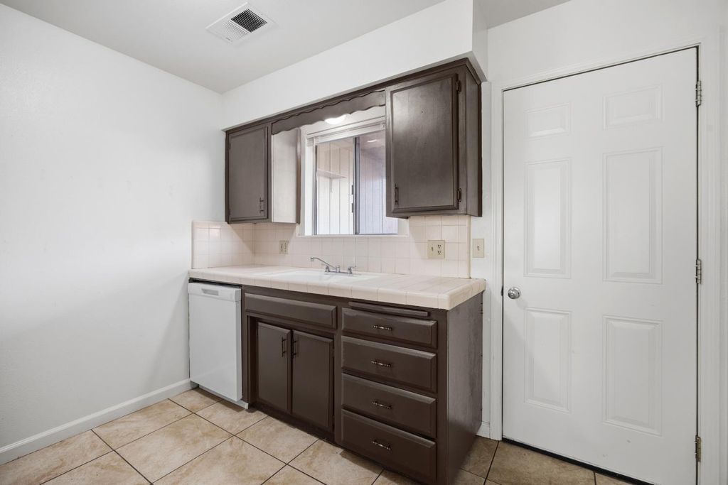 Image 28 of property listing at 2532 W Chestnut, Visalia, CA 93277