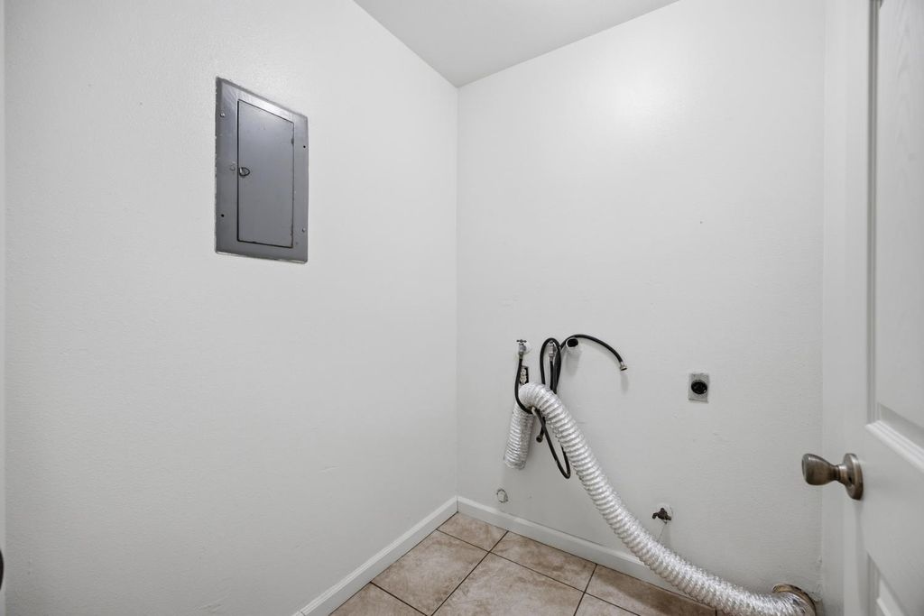 Image 31 of property listing at 2532 W Chestnut, Visalia, CA 93277