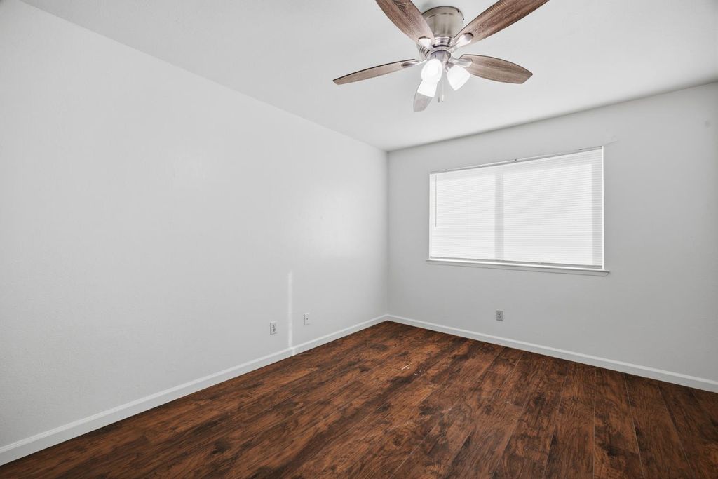 Image 33 of property listing at 2532 W Chestnut, Visalia, CA 93277