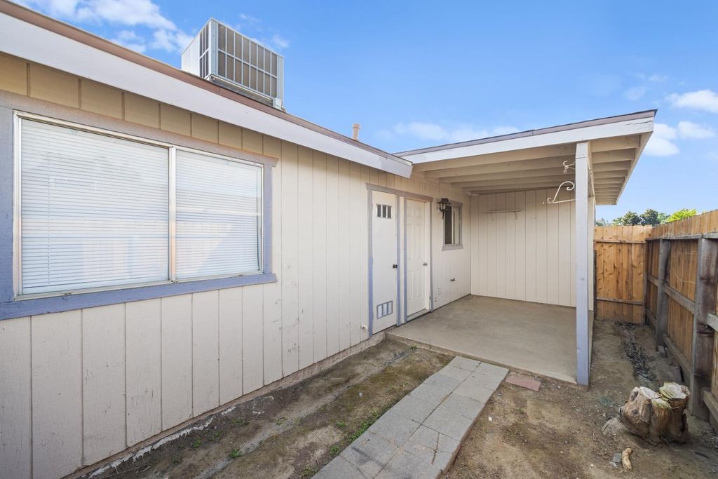 Image 37 of property listing at 2532 W Chestnut, Visalia, CA 93277