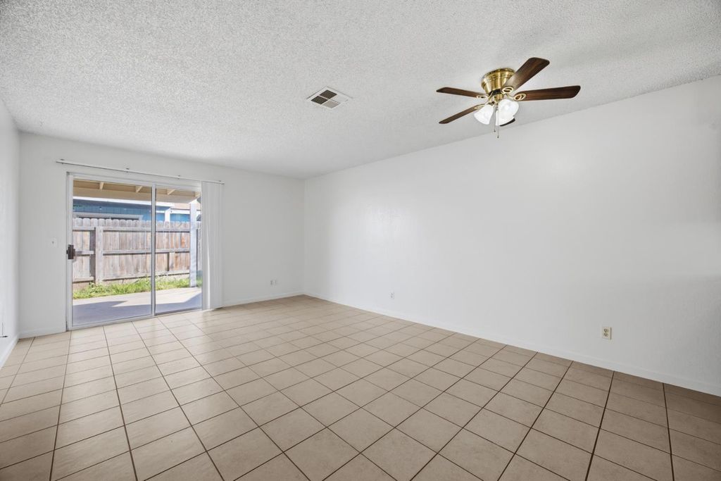 Image 38 of property listing at 2532 W Chestnut, Visalia, CA 93277