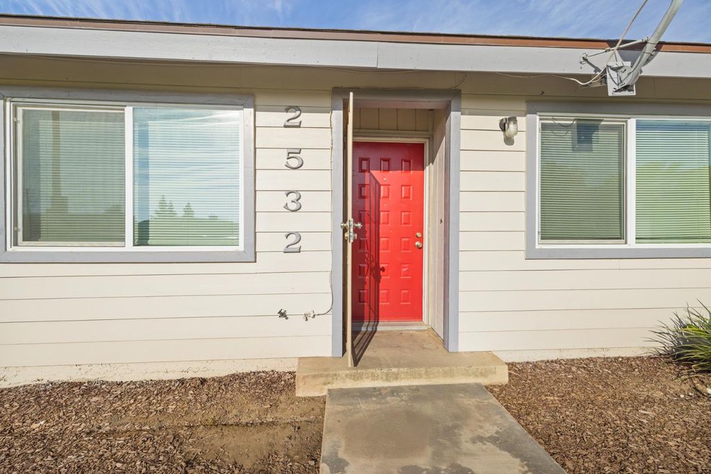 Image 4 of property listing at 2532 W Chestnut, Visalia, CA 93277