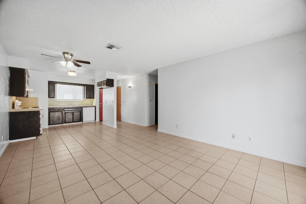 Image 40 of property listing at 2532 W Chestnut, Visalia, CA 93277