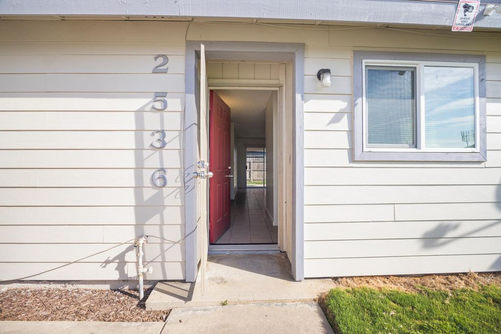 Image 41 of property listing at 2532 W Chestnut, Visalia, CA 93277