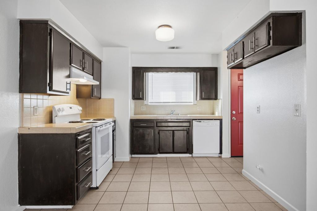 Image 44 of property listing at 2532 W Chestnut, Visalia, CA 93277