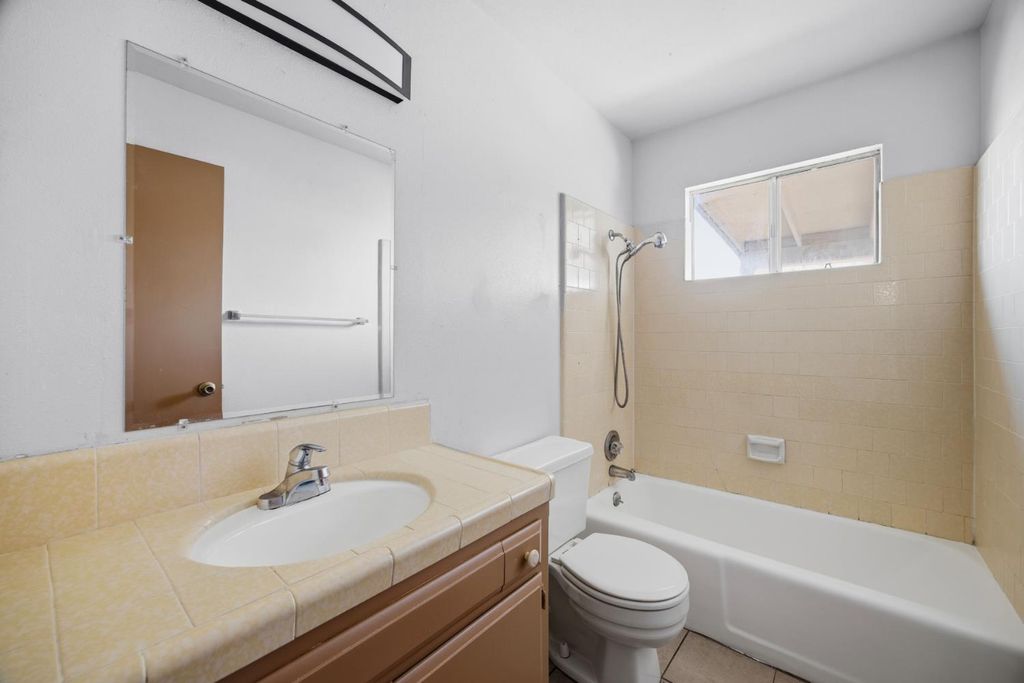 Image 50 of property listing at 2532 W Chestnut, Visalia, CA 93277