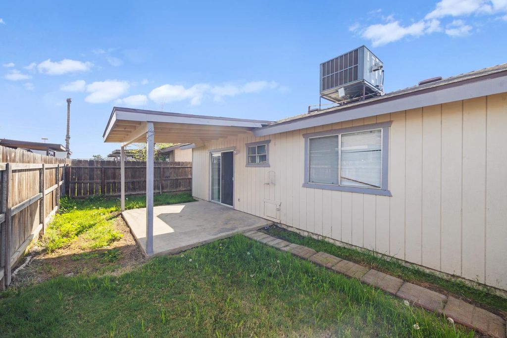 Image 56 of property listing at 2532 W Chestnut, Visalia, CA 93277