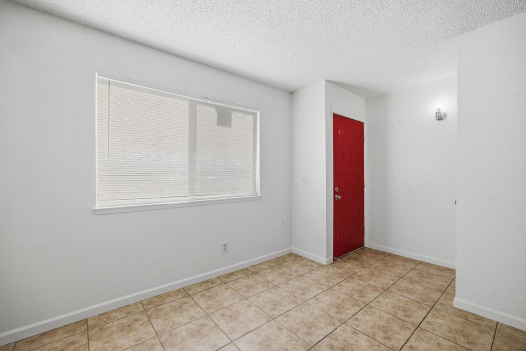 Image 6 of property listing at 2532 W Chestnut, Visalia, CA 93277