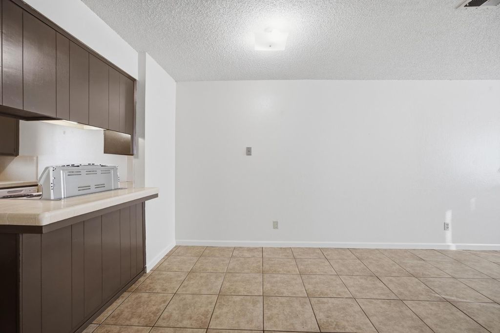 Image 9 of property listing at 2532 W Chestnut, Visalia, CA 93277