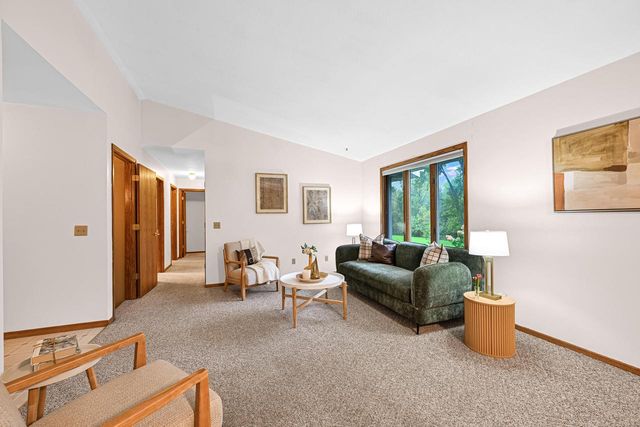 2796 Thomas DRIVE, East Troy, WI 53120