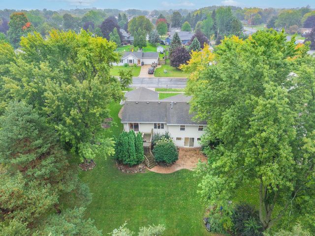 2796 Thomas DRIVE, East Troy, WI 53120