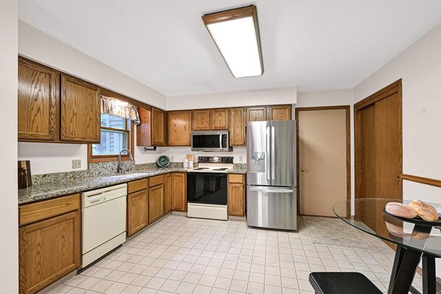2796 Thomas DRIVE, East Troy, WI 53120
