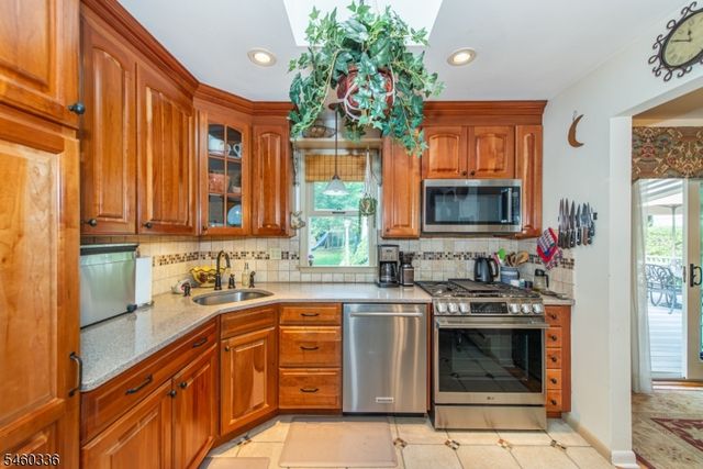 211 Rexland Dr, Boonton Town, NJ 07005