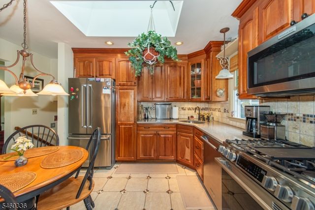 211 Rexland Dr, Boonton Town, NJ 07005