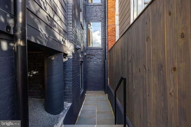 2460 ONTARIO RD NW, Washington, DC 20009