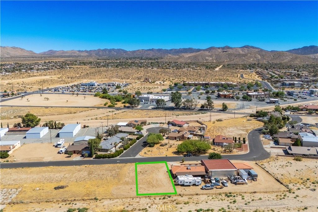 Image 6 of property listing at 6776 Lindbergh Lane, Yucca Valley, CA 92284