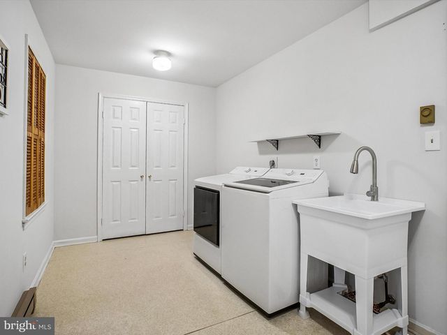 12210 LAKE JAMES DR, Oak Hill, VA 20171
