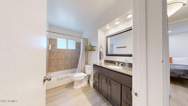 6846 E PINCHOT Avenue, Scottsdale, AZ 85251