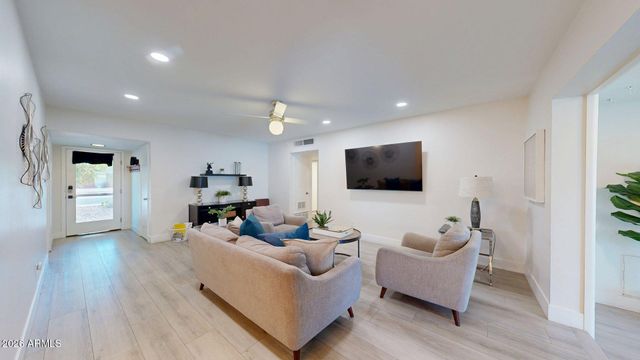 6846 E PINCHOT Avenue, Scottsdale, AZ 85251