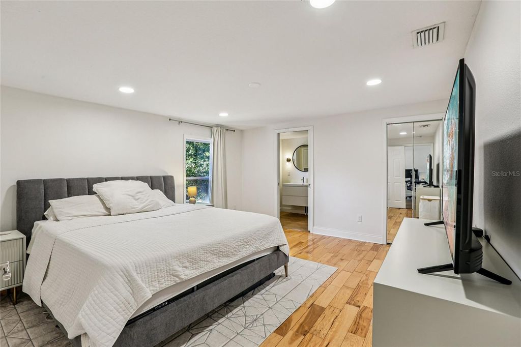 Image 25 of property listing at 4104 N SEMINOLE AVENUE, Tampa, FL 33603