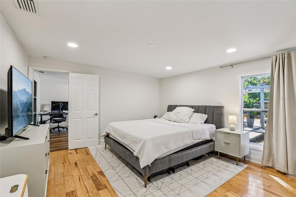 Image 26 of property listing at 4104 N SEMINOLE AVENUE, Tampa, FL 33603