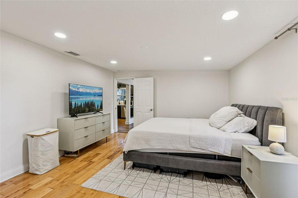 Image 27 of property listing at 4104 N SEMINOLE AVENUE, Tampa, FL 33603