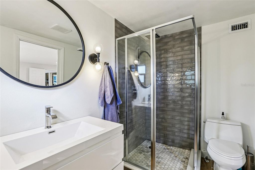 Image 29 of property listing at 4104 N SEMINOLE AVENUE, Tampa, FL 33603