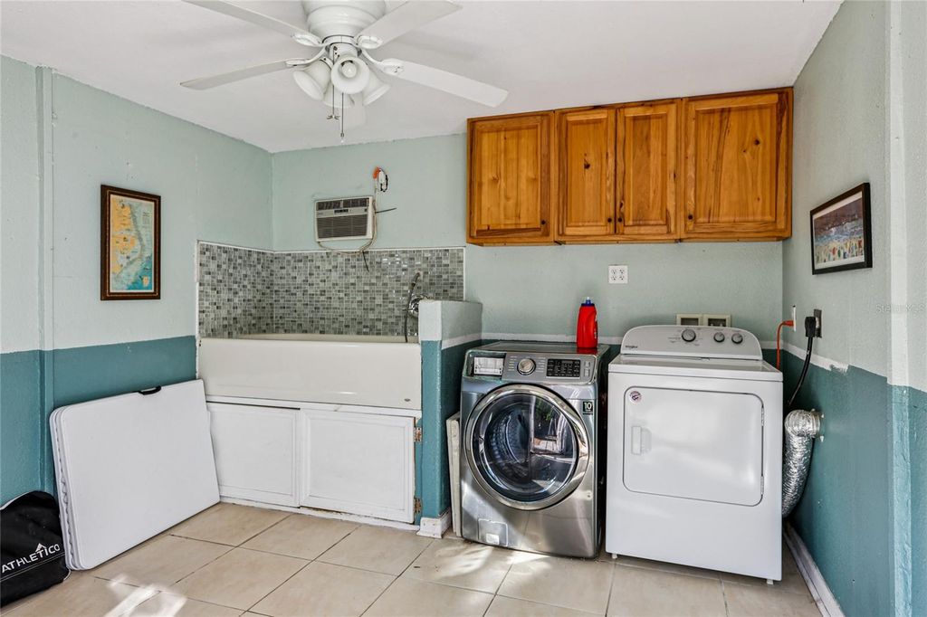 Image 33 of property listing at 4104 N SEMINOLE AVENUE, Tampa, FL 33603