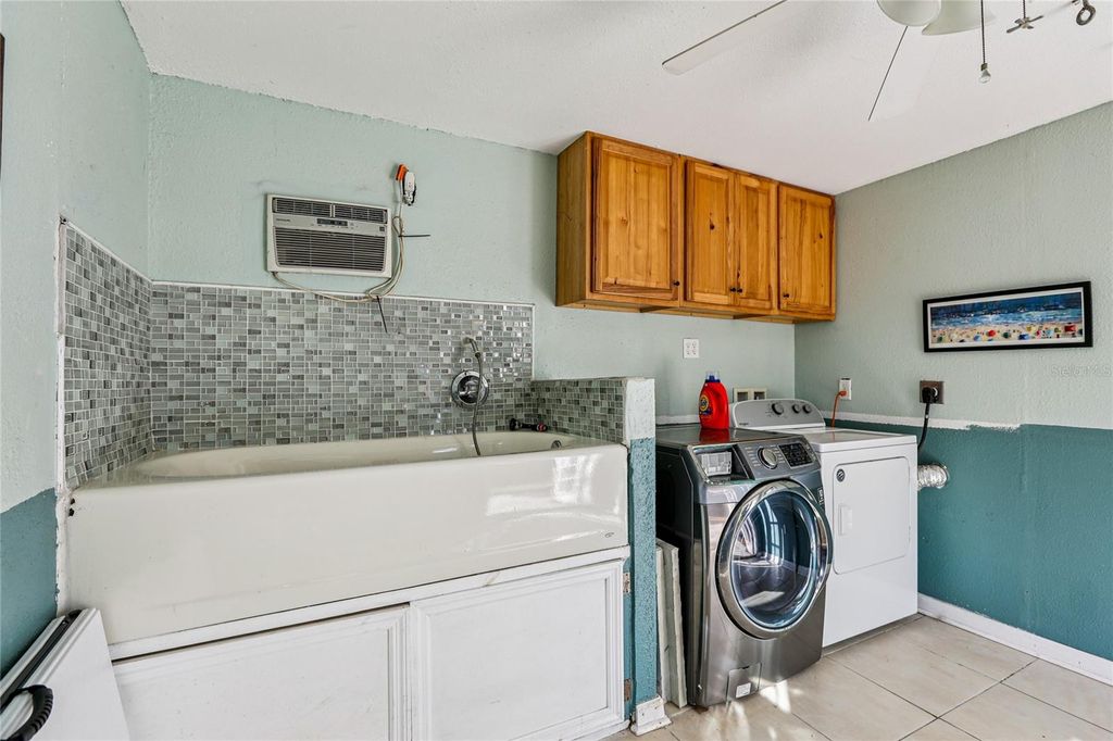 Image 34 of property listing at 4104 N SEMINOLE AVENUE, Tampa, FL 33603