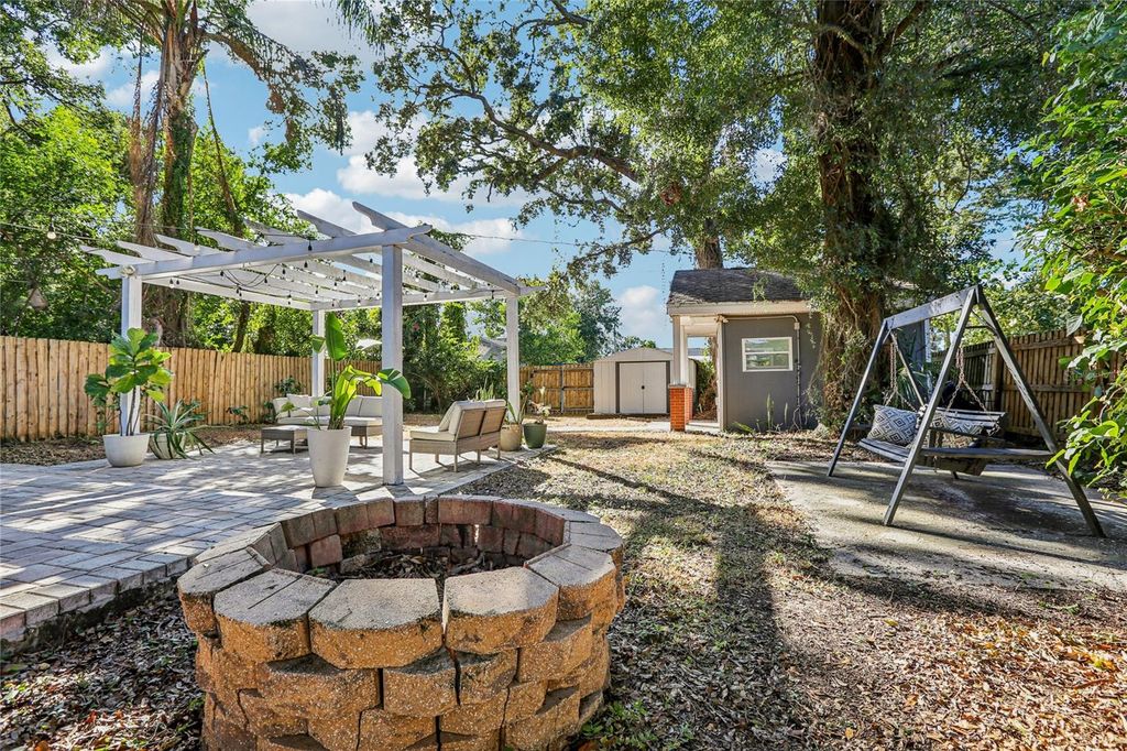 Image 35 of property listing at 4104 N SEMINOLE AVENUE, Tampa, FL 33603