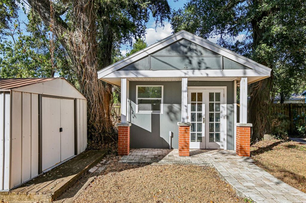 Image 39 of property listing at 4104 N SEMINOLE AVENUE, Tampa, FL 33603