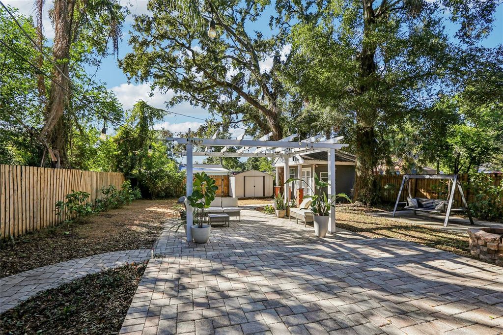 Image 40 of property listing at 4104 N SEMINOLE AVENUE, Tampa, FL 33603