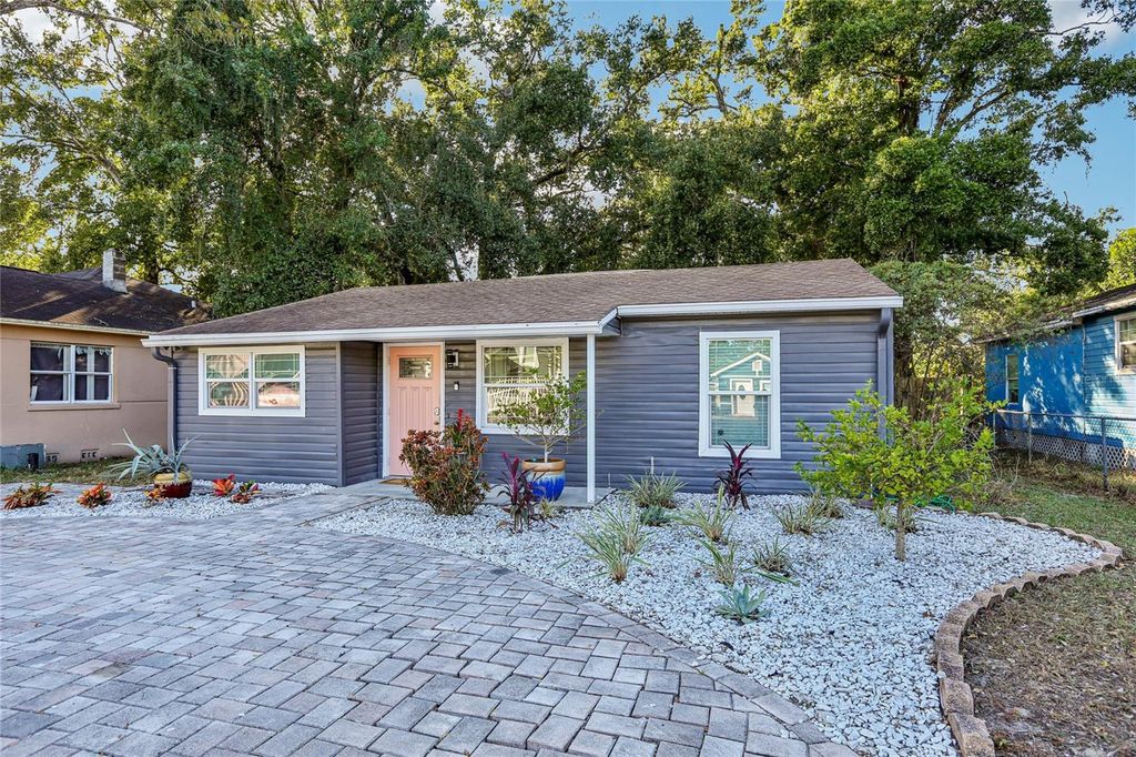 Image 5 of property listing at 4104 N SEMINOLE AVENUE, Tampa, FL 33603