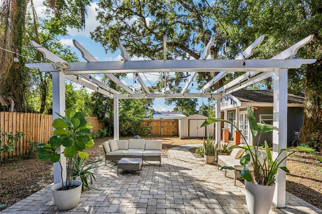 Image 41 of property listing at 4104 N SEMINOLE AVENUE, Tampa, FL 33603