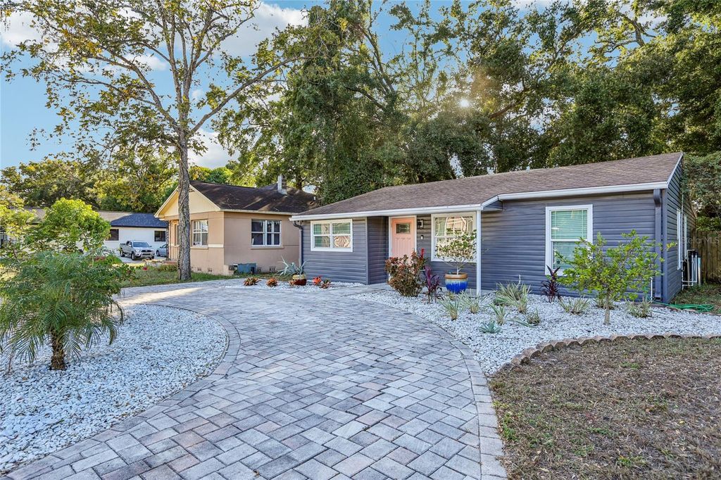 Image 6 of property listing at 4104 N SEMINOLE AVENUE, Tampa, FL 33603