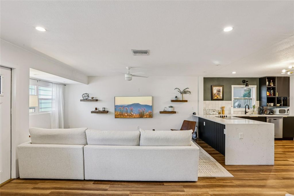 Image 7 of property listing at 4104 N SEMINOLE AVENUE, Tampa, FL 33603