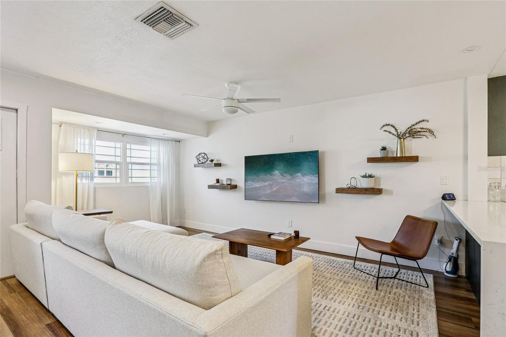 Image 8 of property listing at 4104 N SEMINOLE AVENUE, Tampa, FL 33603